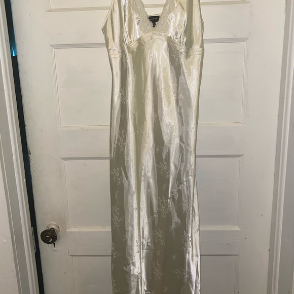 Jone’s New York Nightgown & Robe - Picture 4 of 8